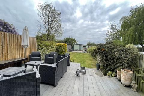 4 bedroom terraced house to rent, Newcastle Avenue, Hainault IG6