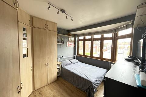 4 bedroom terraced house to rent, Newcastle Avenue, Hainault IG6