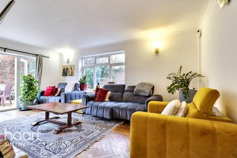 5 bedroom detached house to rent, Ruden Way, EPSOM