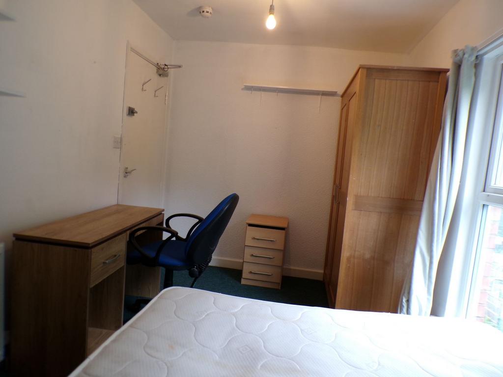 Bright single bedroom with a large window and n...