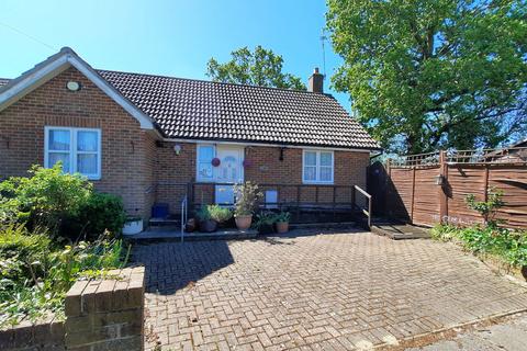 2 bedroom detached bungalow for sale, CHAIN FREE: Parkfields, Roydon