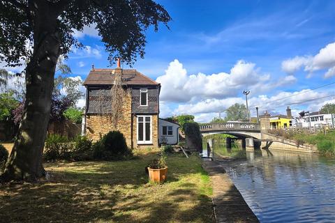 undefined, Riverside House, Roydon