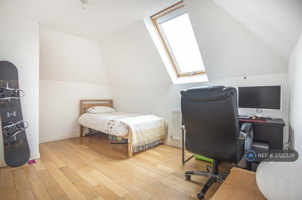 Bedroom 5- Double Room &amp; Ensuite (Room 6 Adjacent)