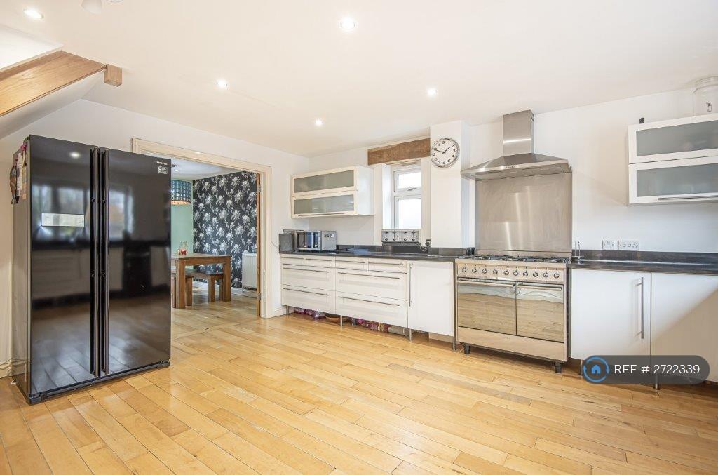 Large Kitchen, Integrated Range Oven