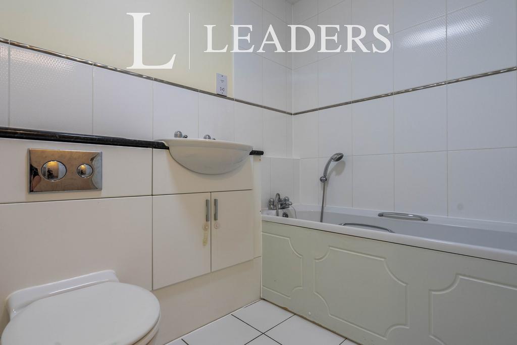 Main bathroom 1