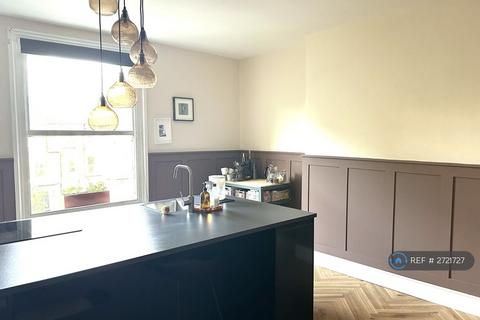 2 bedroom maisonette to rent, Amhurst Road, London, E8