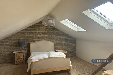 2 bedroom maisonette to rent, Amhurst Road, London, E8