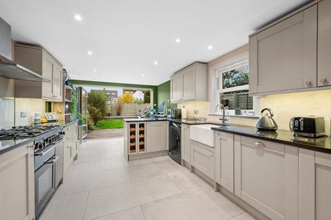 2 bedroom semi-detached house to rent, Albany Road, Hersham, KT12