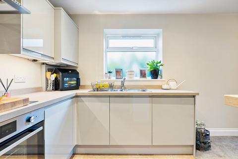 2 bedroom flat for sale, Chertsey Road, Ashford, TW15