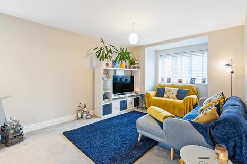 2 bedroom flat for sale, Chertsey Road, Ashford, TW15
