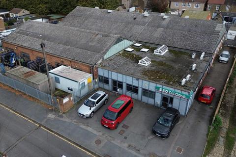 Industrial unit to rent - Stanford-Le-Hope