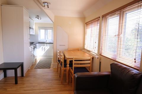 2 bedroom flat to rent, 46 The Ridgeway, London NW11