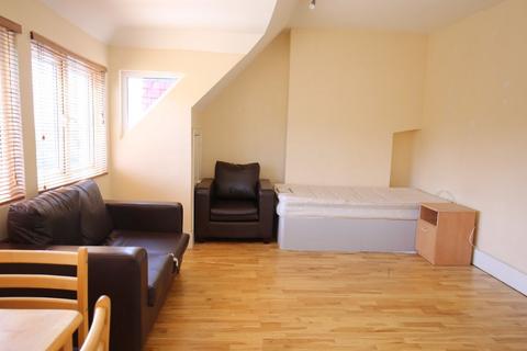 2 bedroom flat to rent, 46 The Ridgeway, London NW11