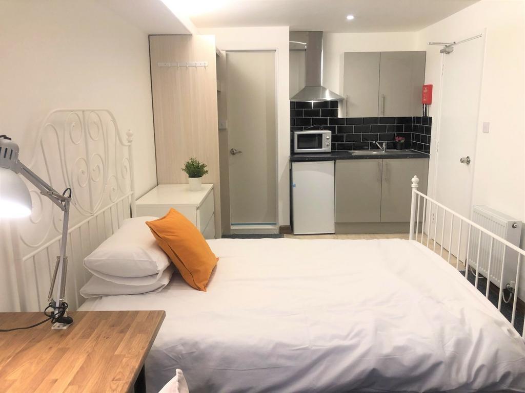 A clean, well-maintained single bedroom featuri...