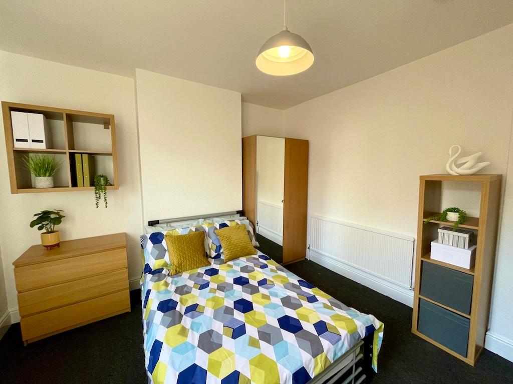 Bright, well-presented double bedroom with a pa...