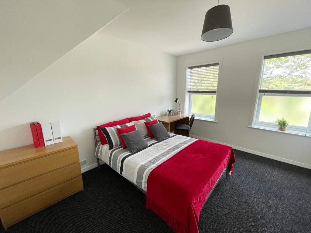 Bright, tidy double bedroom with a comfortable ...
