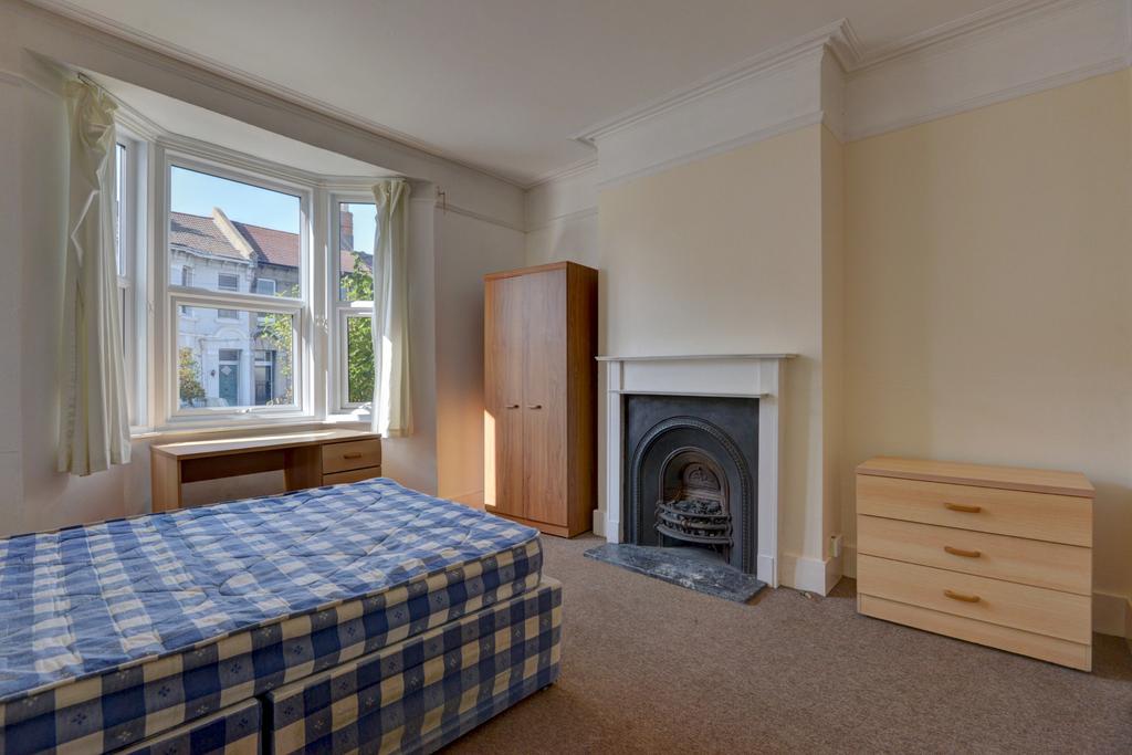 Bright, well-presented double bedroom with a la...