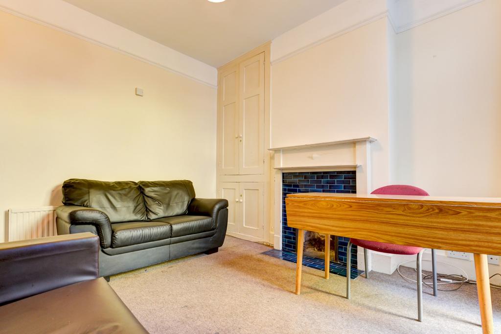 Bright, well-presented living room with comfort...