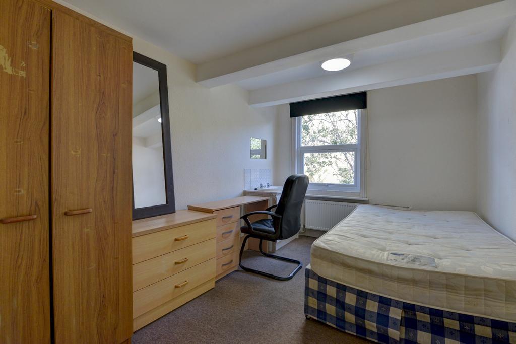 Bright, neatly presented single bedroom with a ...