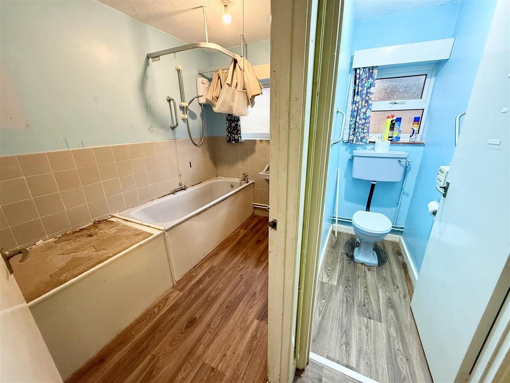 Bathroom and seperate wc