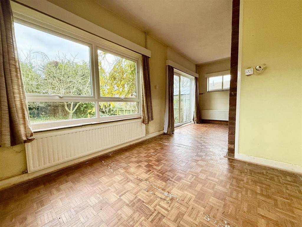 Dining area to lounge