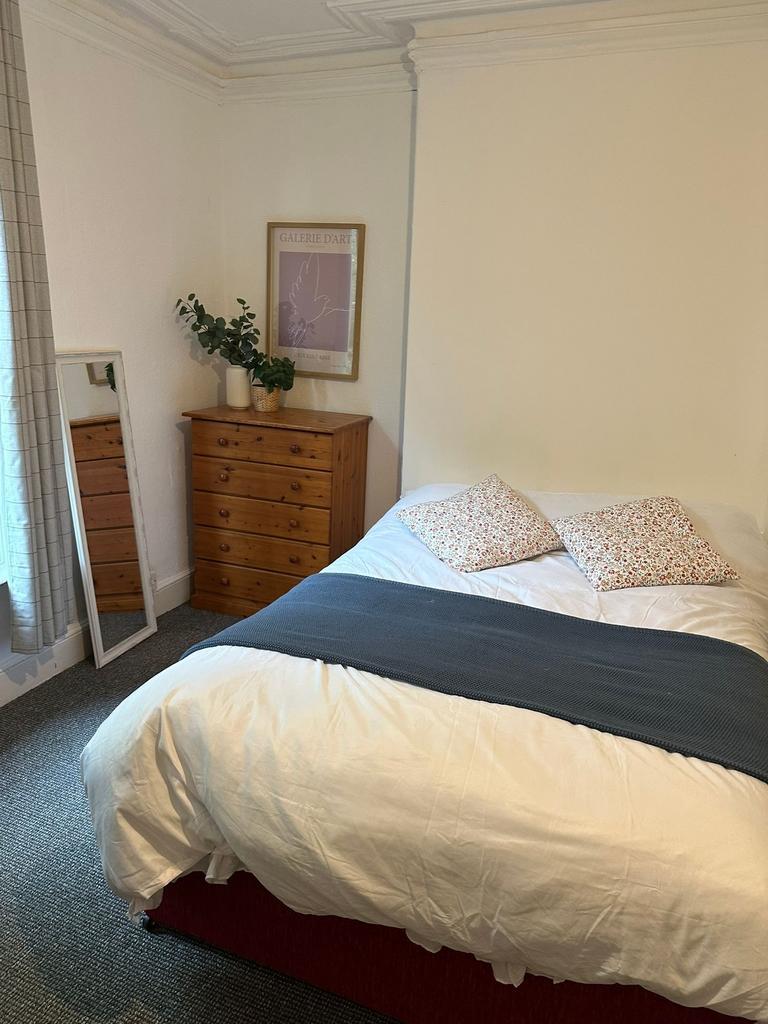 A cozy double bedroom featuring a comfortable b...