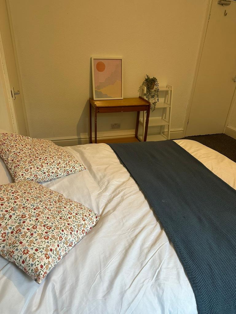 A bright and comfortable double bedroom featuri...