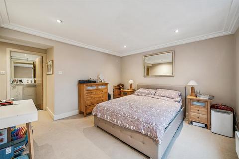 undefined, Chiswick High Road, London