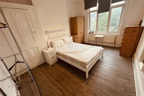 undefined, Maidstone Road, London N11