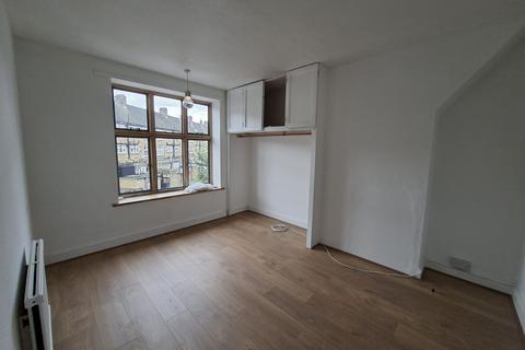 5 bedroom maisonette to rent, Aylmer Parade, London, N2