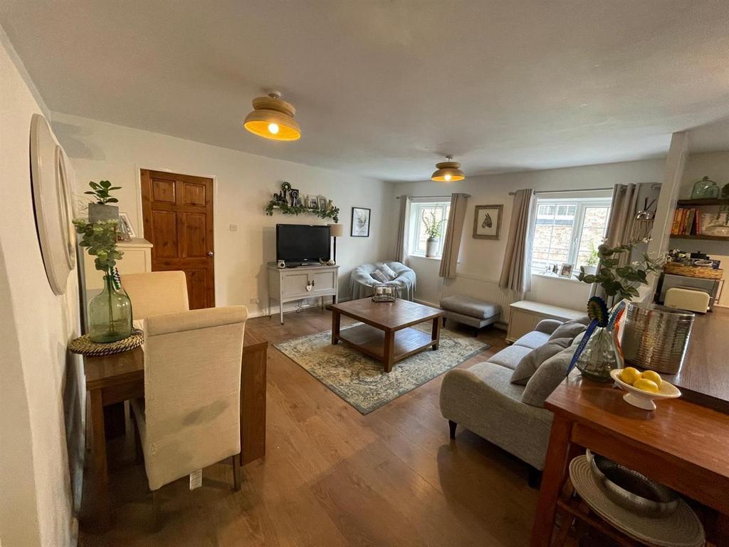 5 Manor Court 2.jpg
