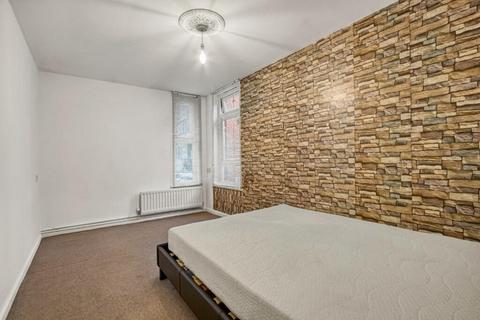 1 bedroom flat to rent, Slade Walk, London SE17