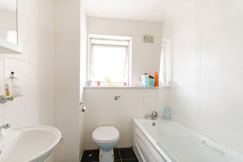 2 bedroom flat to rent, Maplehurst Close, Kingston, Kingston upon Thames, KT1