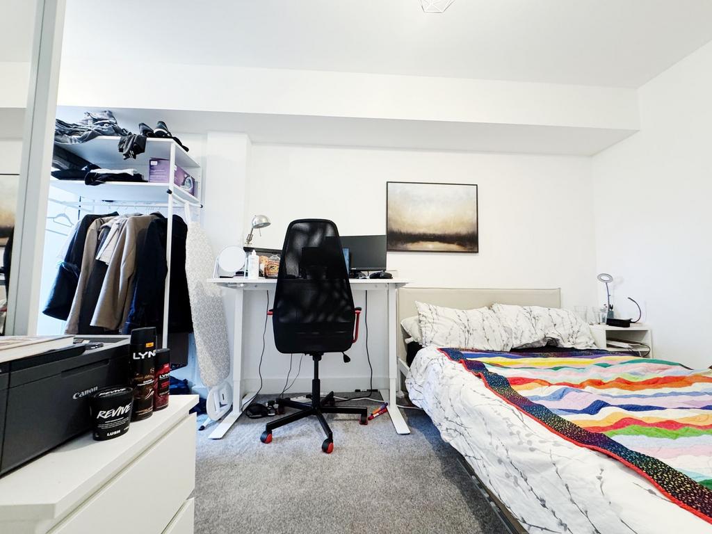 Bright, tidy bedroom with a comfortable double ...