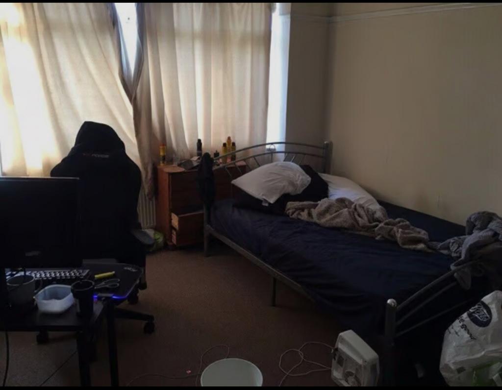 A cozy double bedroom with good natural light, ...