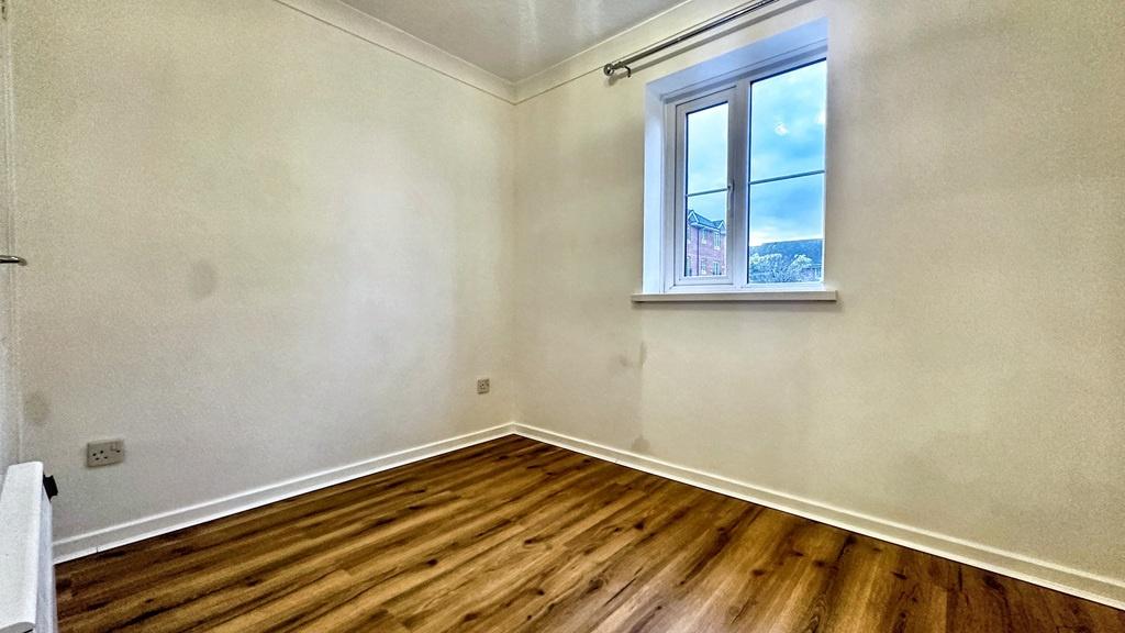 Bright, freshly painted single bedroom with a l...