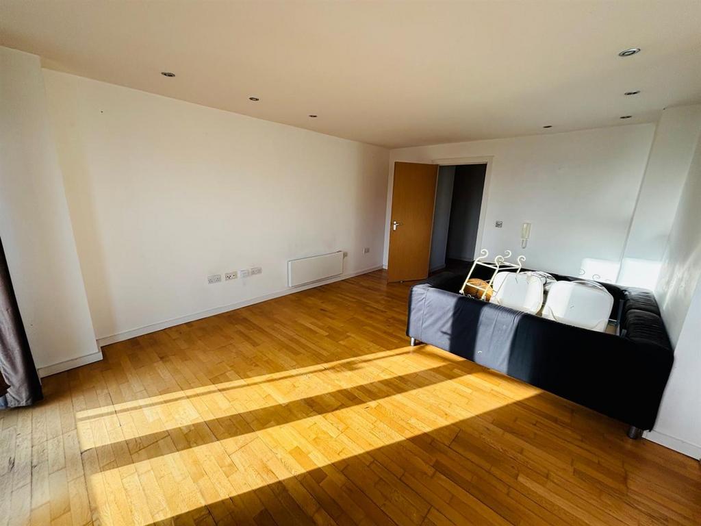 Living Room / Dining Area: