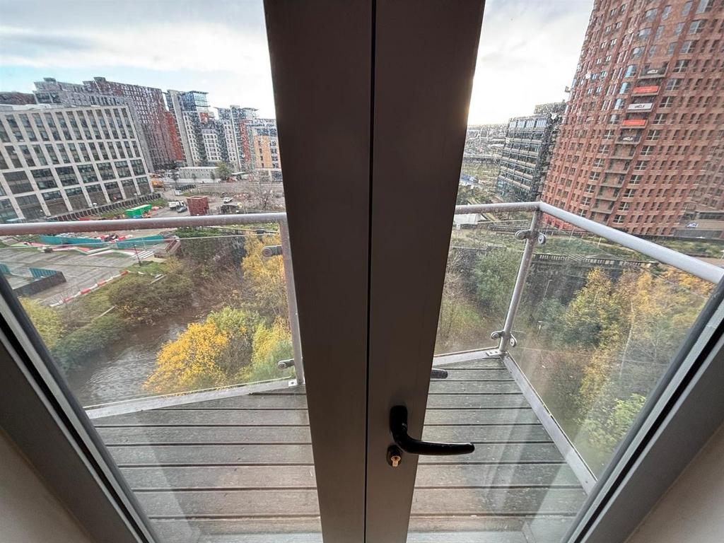 Living Room / Dining Area: