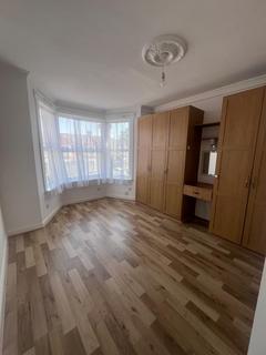 3 bedroom flat to rent, Elgin Road, Ilford IG3