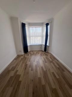 3 bedroom flat to rent, Elgin Road, Ilford IG3