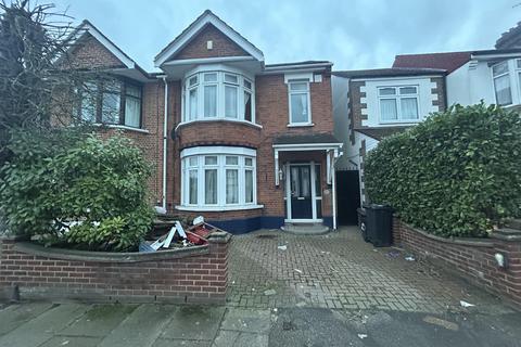 4 bedroom apartment to rent, Woodstock Gardens, ILFORD IG3