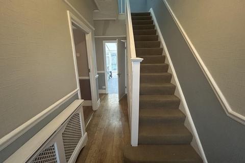 4 bedroom apartment to rent, Woodstock Gardens, ILFORD IG3