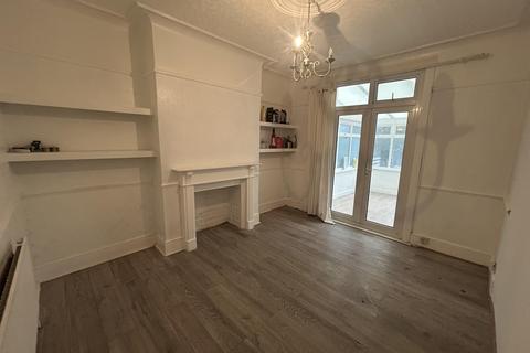 4 bedroom apartment to rent, Woodstock Gardens, ILFORD IG3