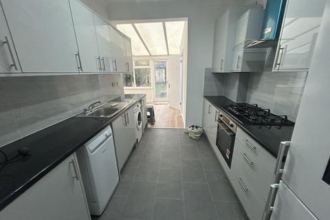 4 bedroom apartment to rent, Woodstock Gardens, ILFORD IG3