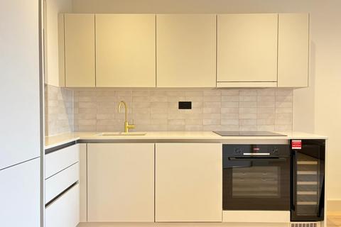 Studio to rent, Caversham Road