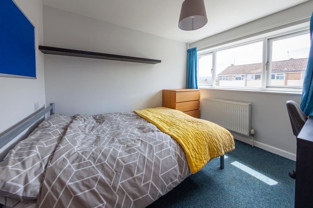 Bright, neatly presented double bedroom with a ...