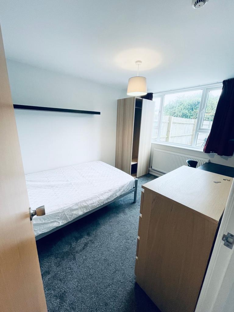 Bright, tidy single bedroom with a large window...