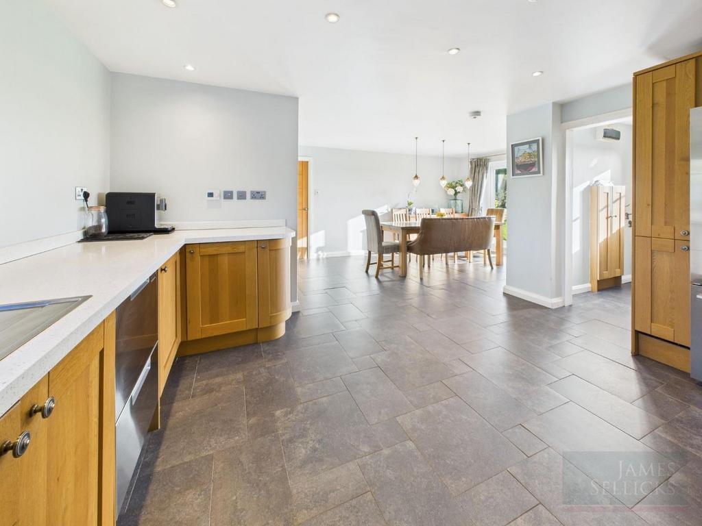 Spacious living/dining kitchen