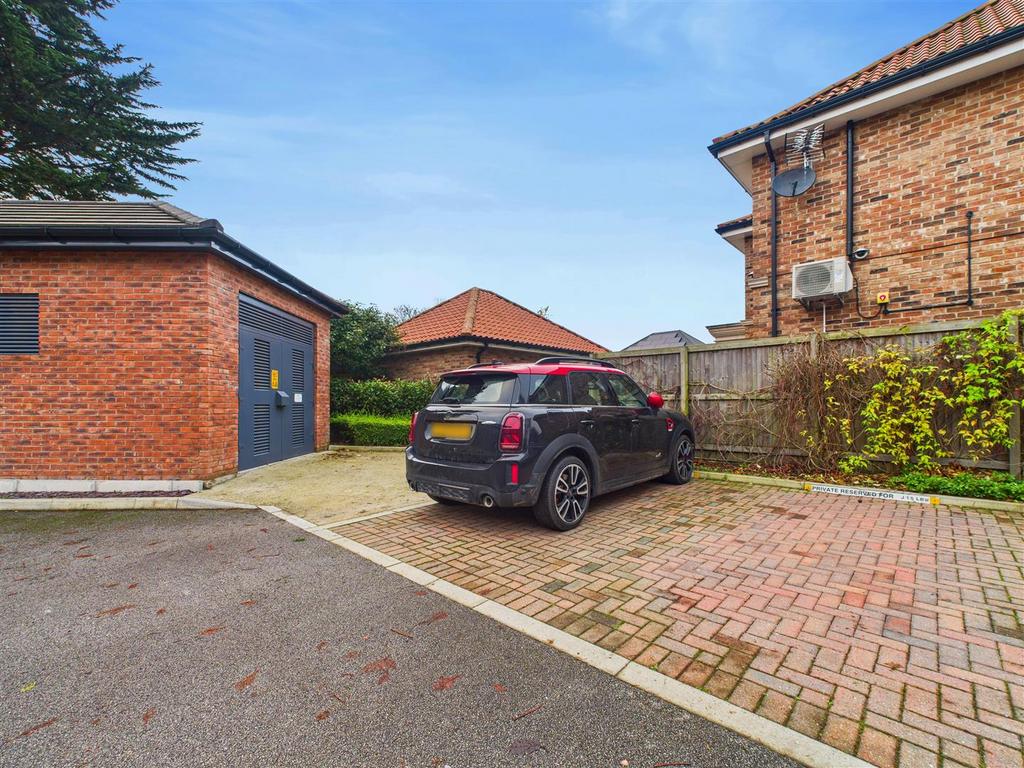 CAM03303 G0-PR0273-STILL026.jpg