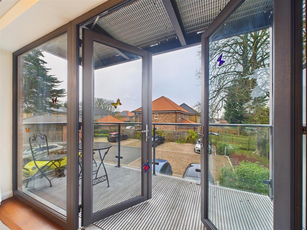 CAM03303 G0-PR0273-STILL007.jpg